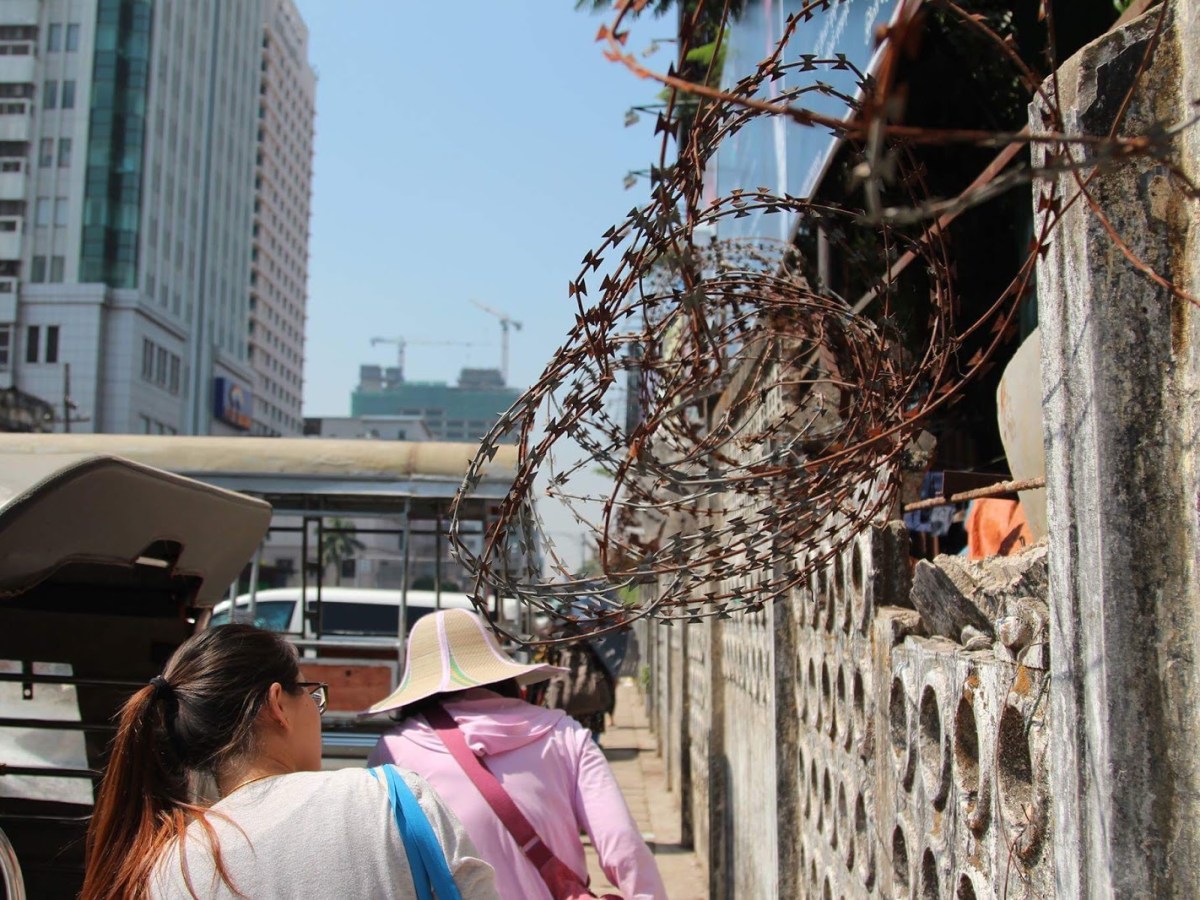 掉進仰光街頭的水溝裡