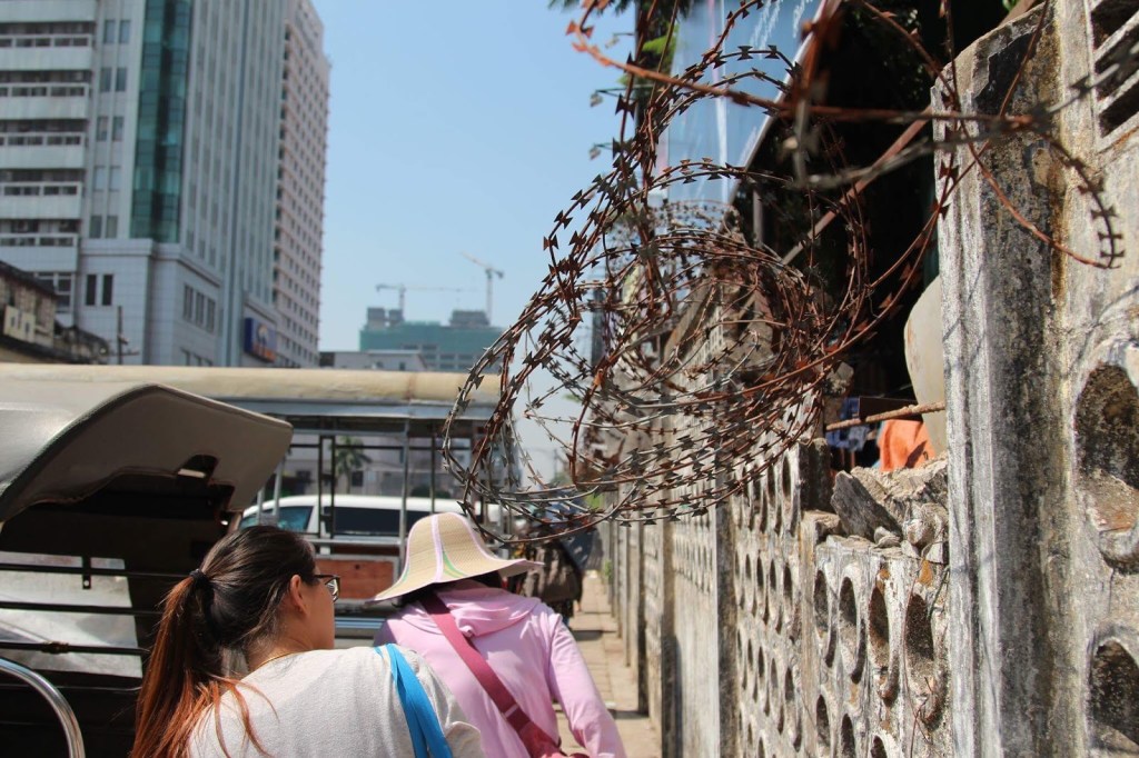 掉進仰光街頭的水溝裡