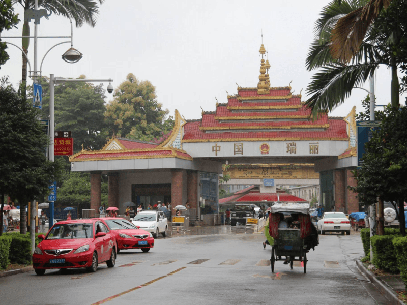 【2015 年雲南旅行】穿越國境線，一腳踏兩國的瑞麗