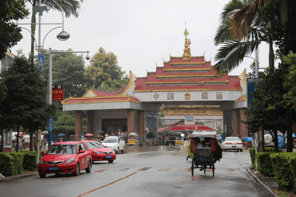 【2015 年雲南旅行】穿越國境線，一腳踏兩國的瑞麗